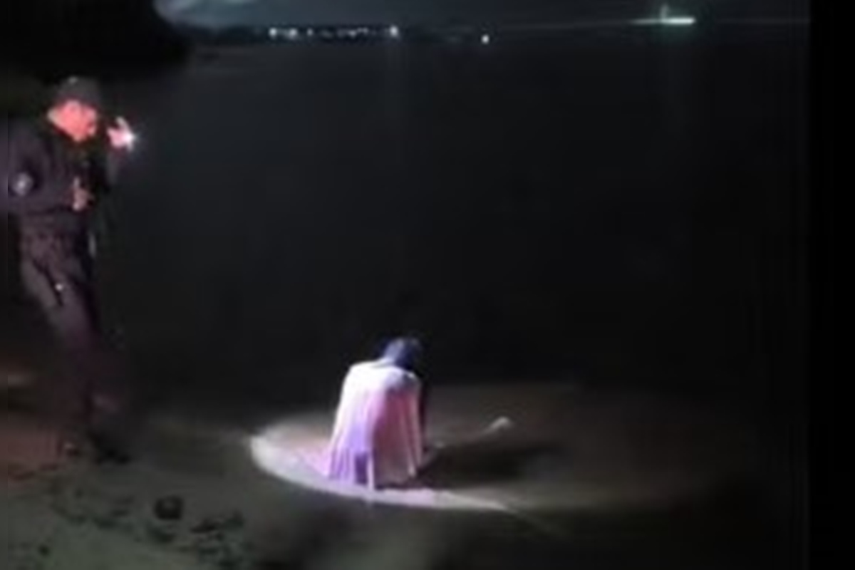 Mulher de branco e ensanguentada é flagrada na beira de rio