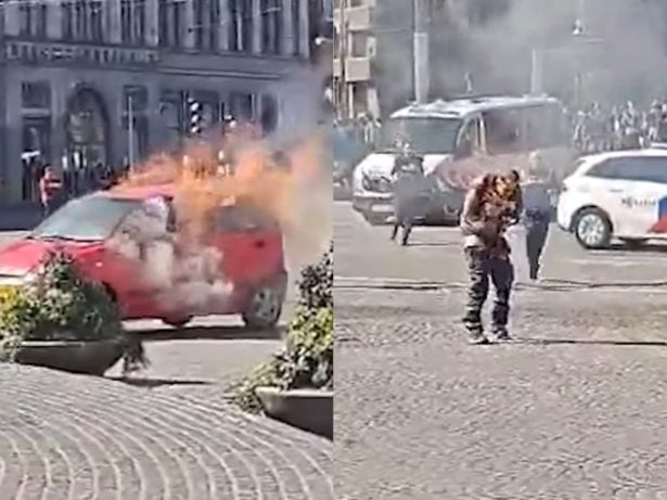 Carro pega fogo em praça movimentada e motorista sai calmamente do veículo
