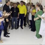 Bolsonaro reza com funcionários antes de deixar hospital e alfineta lula