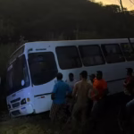 Ônibus cai de ponte, deixando dois mortos e vários feridos