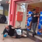 Segurança de loja derruba e agride cadeirante
