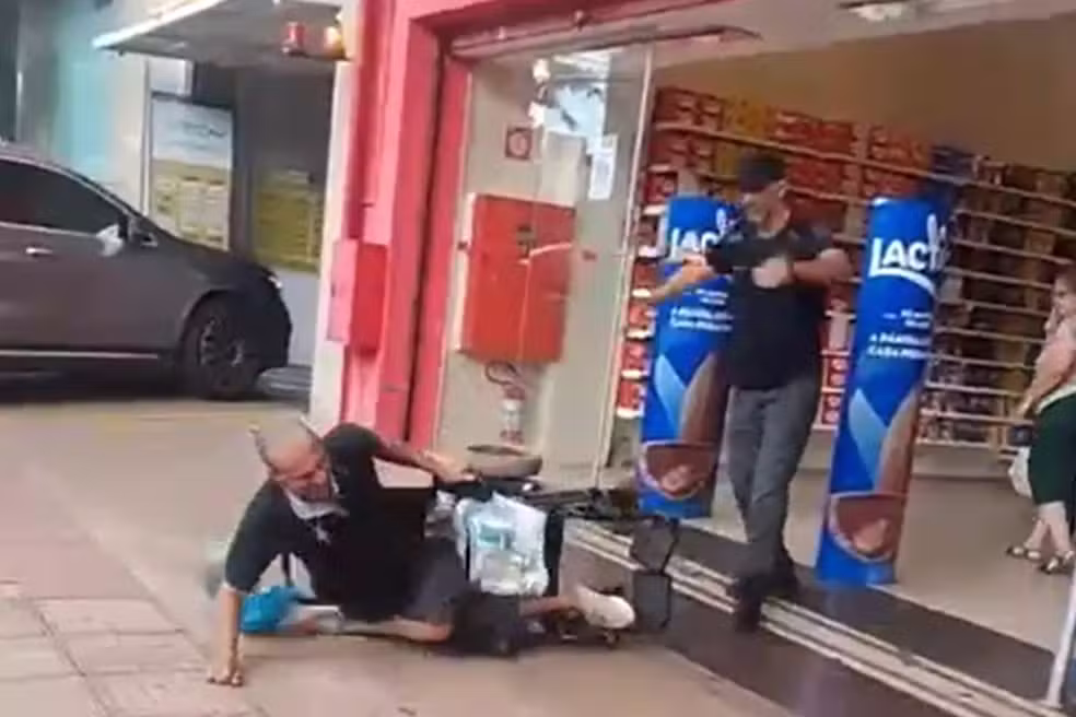 Segurança de loja derruba e agride cadeirante Segurança de loja derruba e agride cadeirante