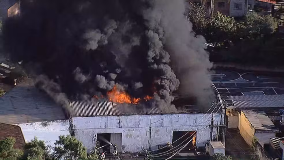 Grande incêndio atinge galpão de materiais recicláveis em Minas Gerais