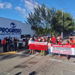 Ex-funcionários do Grupo Progresso protestam por pagamentos de dívidas trabalhistas por parte da empresa
