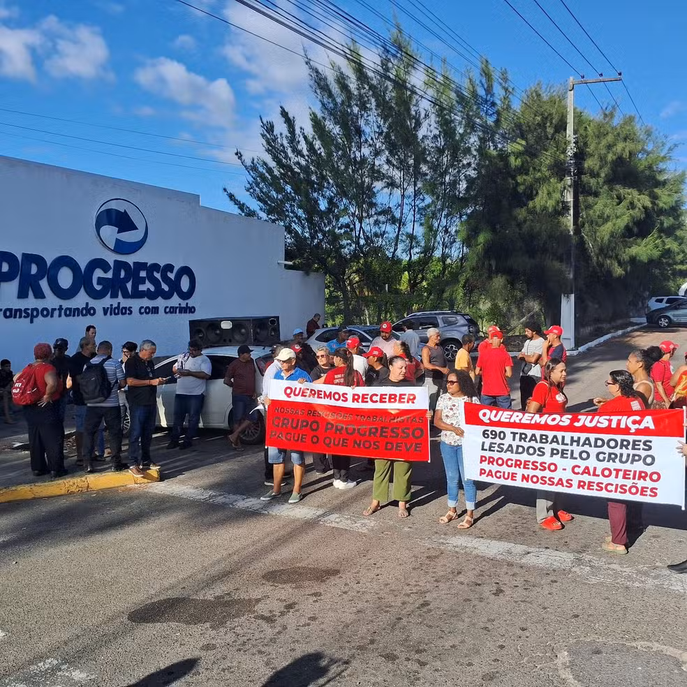 Ex-funcionários do Grupo Progresso protestam por pagamentos de dívidas trabalhistas por parte da empresa