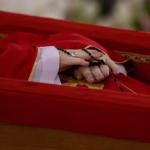 Vaticano divulga as primeiras imagens do Papa Francisco no caixão