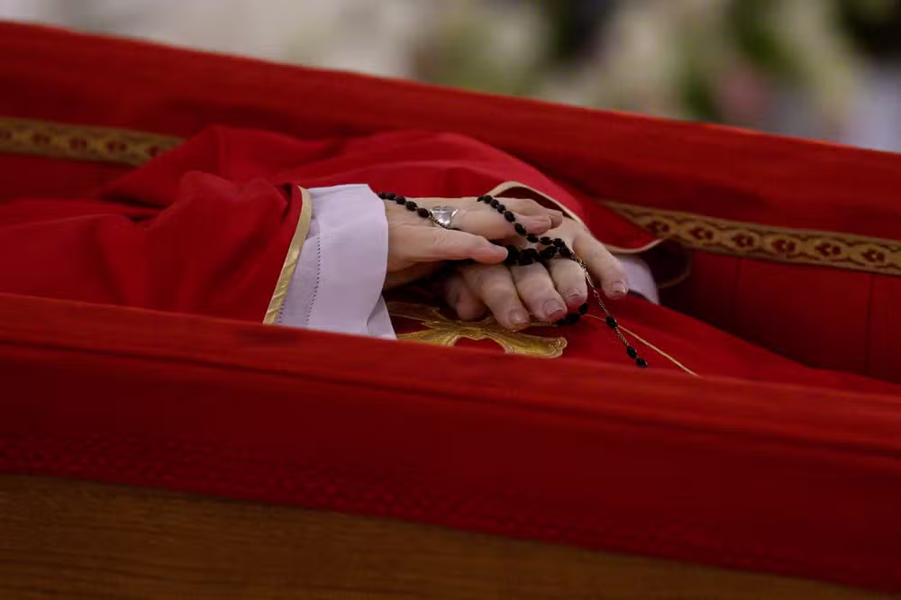 Vaticano divulga as primeiras imagens do Papa Francisco no caixão Vaticano divulga as primeiras imagens do Papa Francisco no caixão
