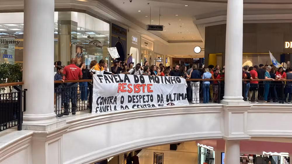 Estudantes protestam contra conduta racista de seguranças de Shopping no bairro Higienópolis (SP) Estudantes protestam contra conduta racista de seguranças de Shopping no bairro Higienópolis (SP)