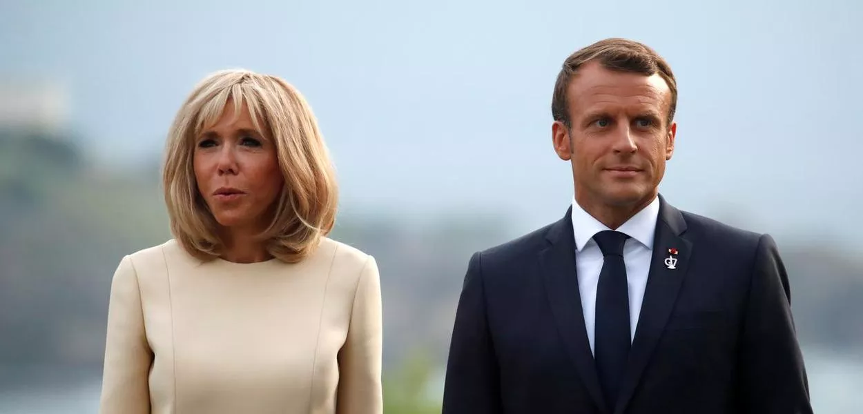 Presidente francês, Emmanuel Macron, recebe tapa de sua esposa ao desembarcar no Vietnã