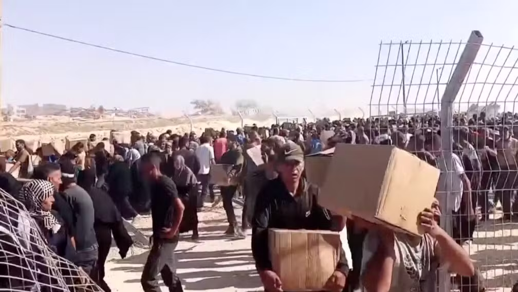 Famintos, palestinos invadem centros de ajuda humanitária em busca de comida