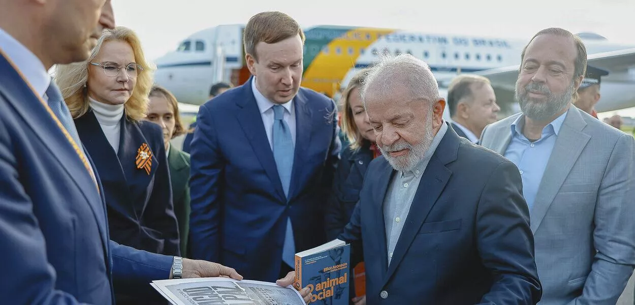 Lula participa de jantar ao lado do presidente da Rússia