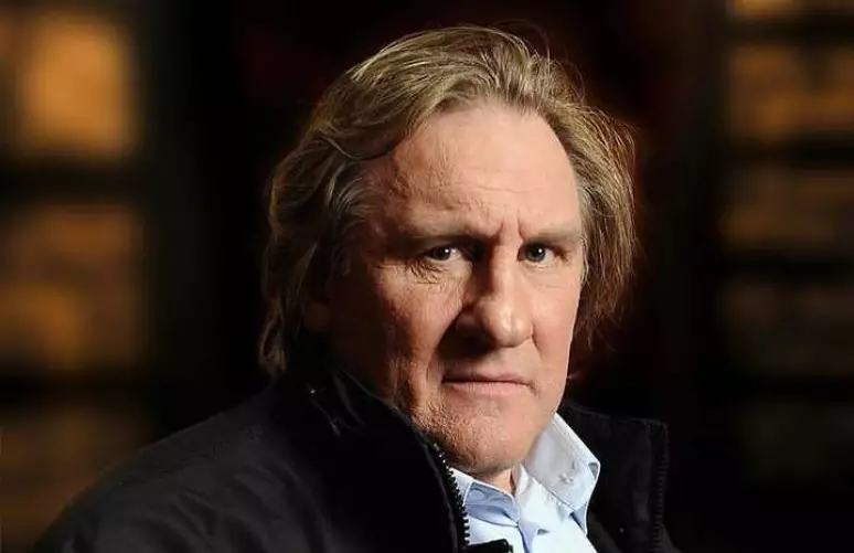 Gérard Depardieu é condenado a 18 meses de prisão por agressão sexual, com pena suspensa Gérard Depardieu é condenado a 18 meses de prisão por agressão sexual, com pena suspensa
