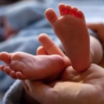 Mãe deixa bebê de um ano em boca de fumo como garantia de dívida de R0 em drogas
