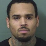 Chris Brown é preso no Reino Unido após agredir produtor musical