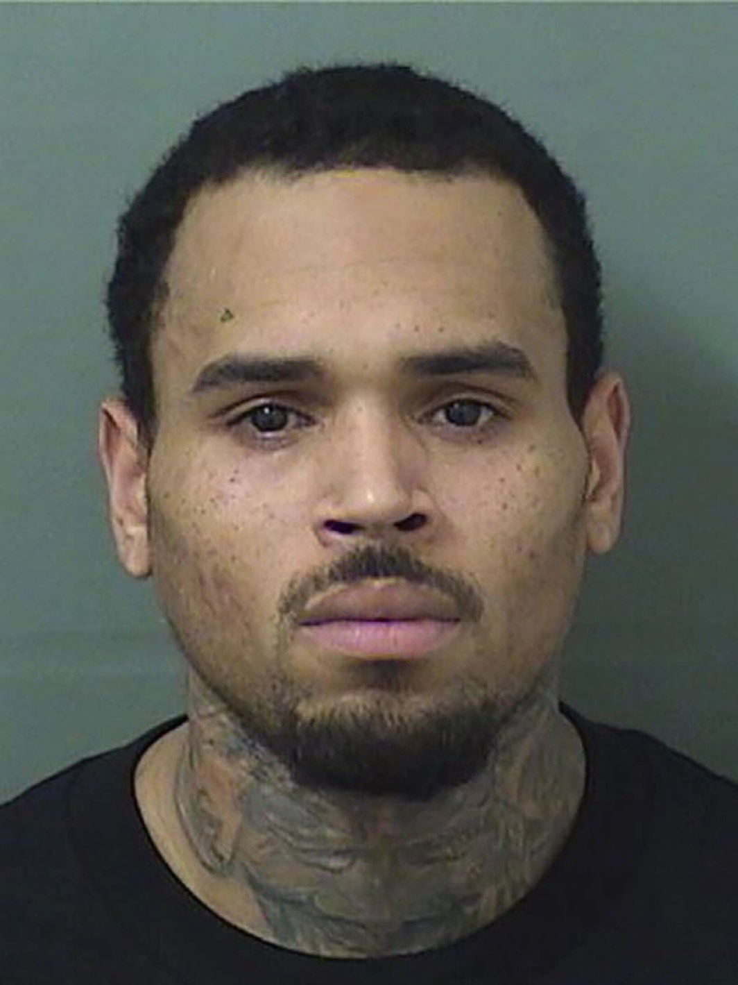 Chris Brown é preso no Reino Unido após agredir produtor musical Chris Brown é preso no Reino Unido após agredir produtor musical