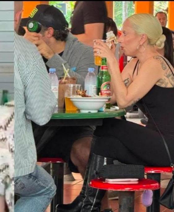 Diferença de tratamento de Lady Gaga entre Brasil e Singapura deixa fãs brasileiros chateados
