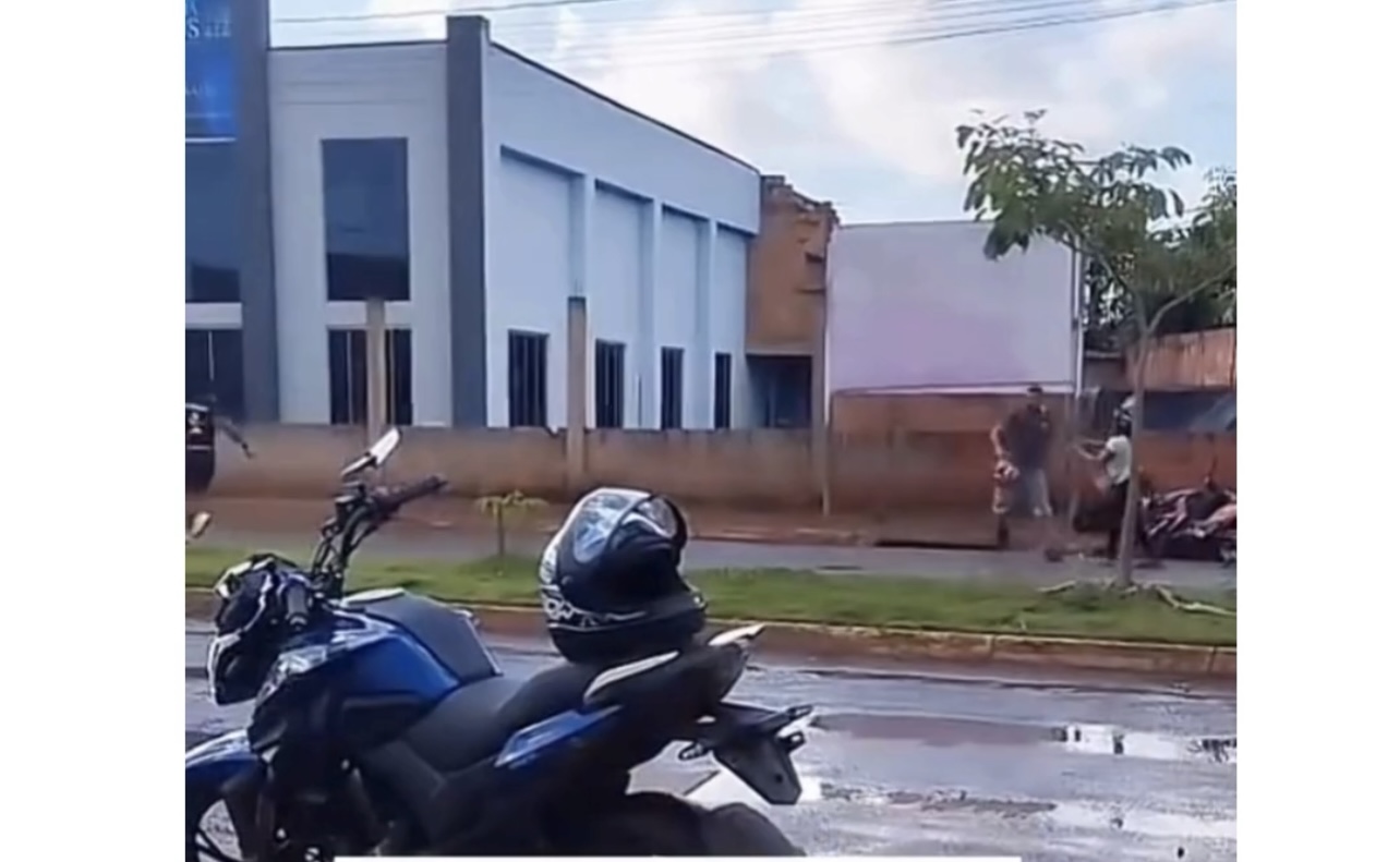 Marido flagra esposa com outro homem em cima da moto que havia dado de presente Marido flagra esposa com outro homem em cima da moto que havia dado de presente