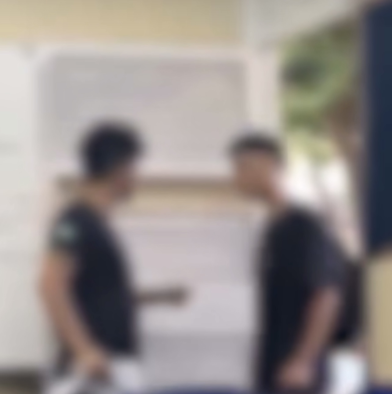 Confusão entre professor e aluno termina em briga na saída de escola em plena luz do dia