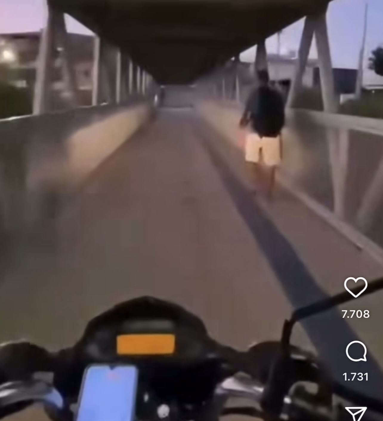 Vídeo mostra motociclista sendo parado por PM após infração grave em Salvador Vídeo mostra motociclista sendo parado por PM após infração grave em Salvador