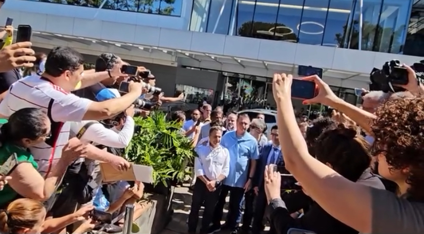 Após 21 dias internado, Bolsonaro recebe alta hospitalar no DF