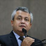 Elber chama Emília de “Prefeita de TikTok”.