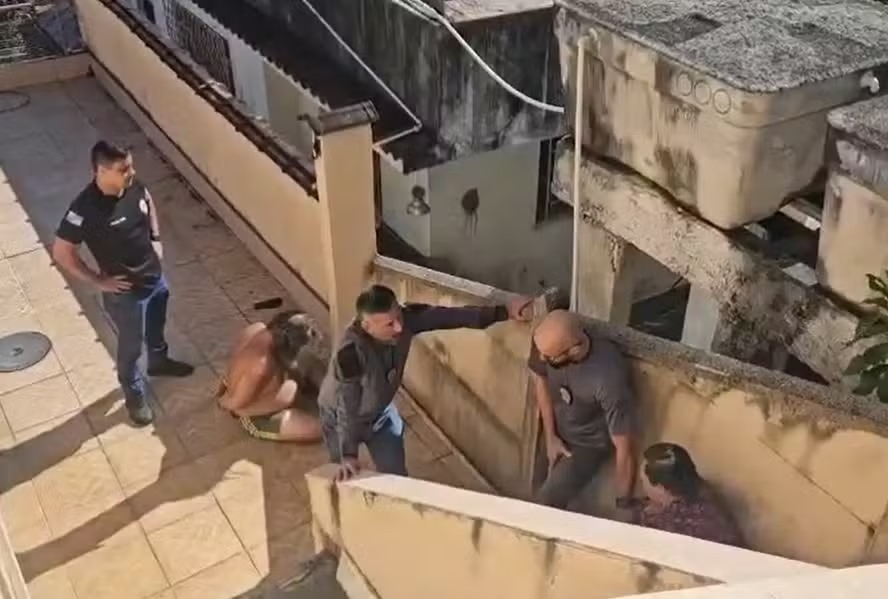 Filhos são presos após manter cadáver de pai escondido dentro de casa por seis meses no RJ