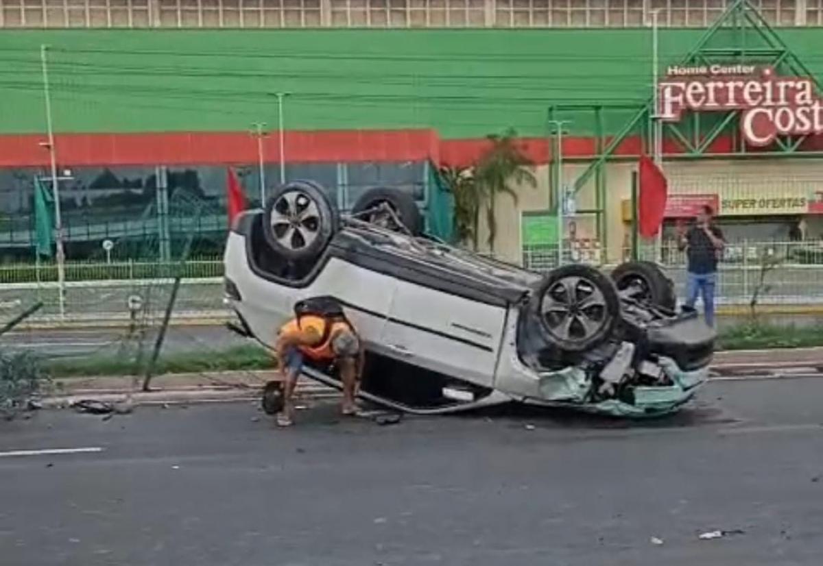 Veículo capota após colidir com grades de loja na zona sul de Aracaju Veículo capota após colidir com grades de loja na zona sul de Aracaju