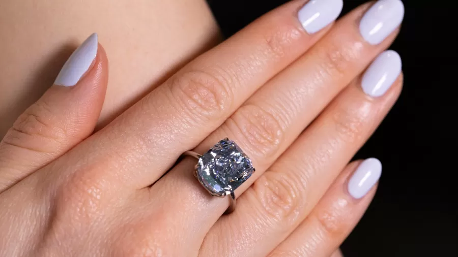 Diamante raríssimo é leiloado por US,5 milhões de dólares na Suíça Diamante raríssimo é leiloado por US,5 milhões de dólares na Suíça