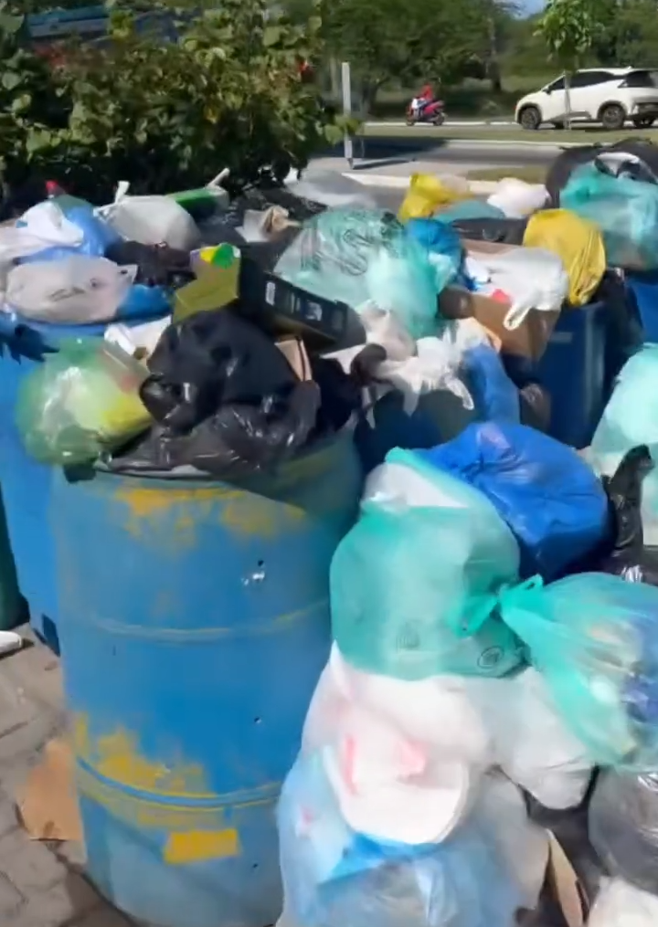 As montanhas de lixo crescem, e a população cada vez mais clama por resoluções
