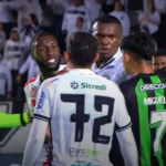 Jogador do Atlético-MG é preso por injúria racial durante jogo da Série B no PR