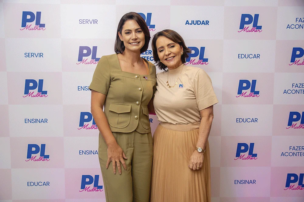 Emília Corrêa recebe aceno de Michelle Bolsonaro durante encontro no DF