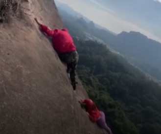 Mulher escorrega durante trilha e quase cai em precipício Mulher escorrega durante trilha e quase cai em precipício