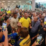 Bolsonaro é recebido ao som de “baile de favela” em chegada ao RN