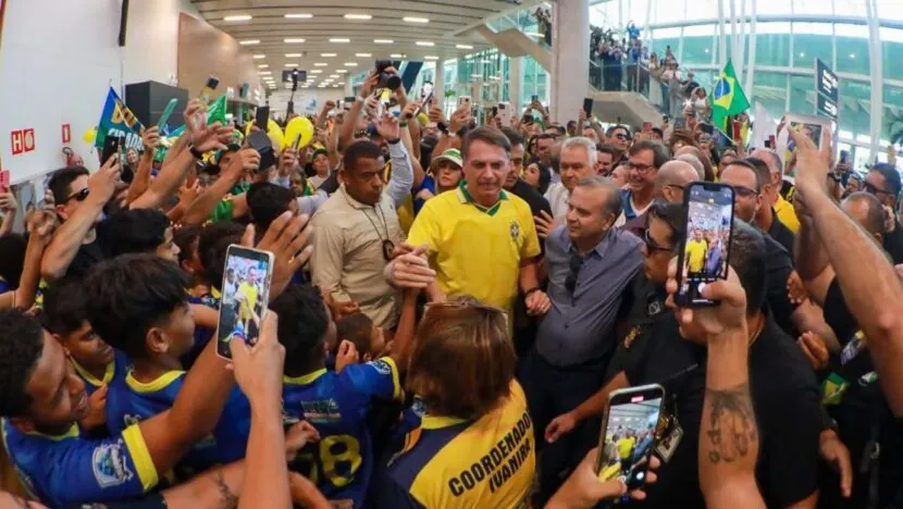 Bolsonaro é recebido ao som de “baile de favela” em chegada ao RN