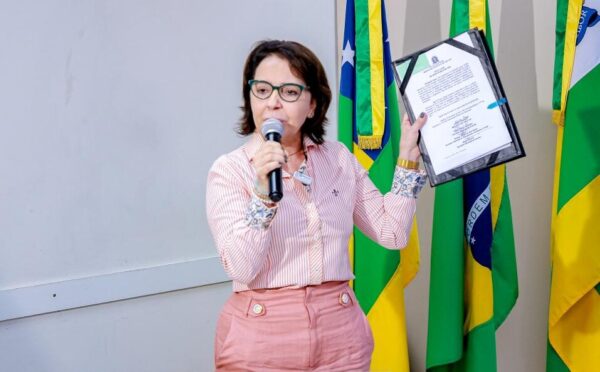 Prefeita Emília Corrêa anuncia reajuste salarial de 6,26% para servidores municipais