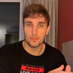 Léo Lins viraliza ao alegar “encenação artística” em  julgamento