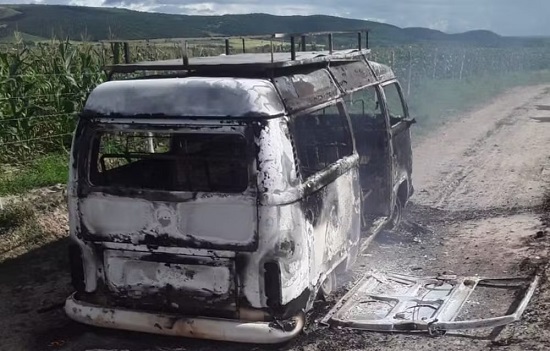 Ônibus escolar pega fogo em Poço Verde e 12 alunos escapam ilesos Ônibus escolar pega fogo em Poço Verde e 12 alunos escapam ilesos
