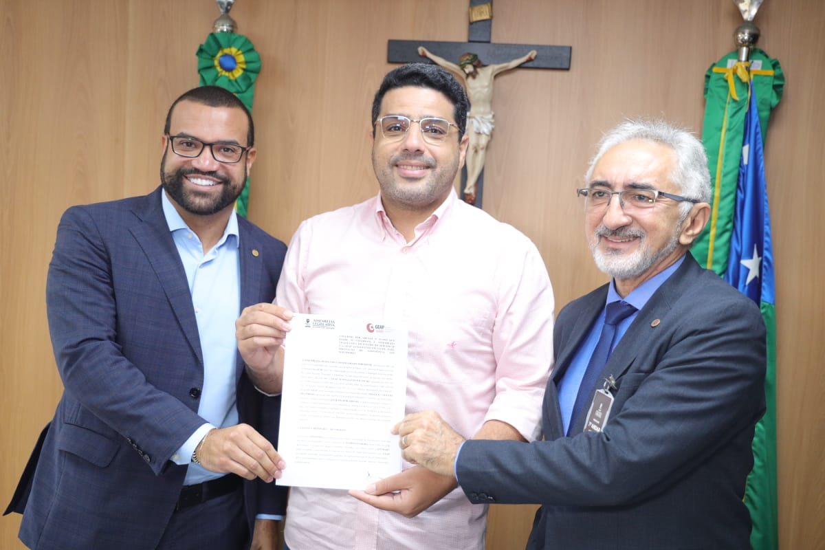 Presidente da ALESE, Jeferson Andrade, firma acordo com a Geap para oferecer plano de saúde aos servidores da Casa Legislativa