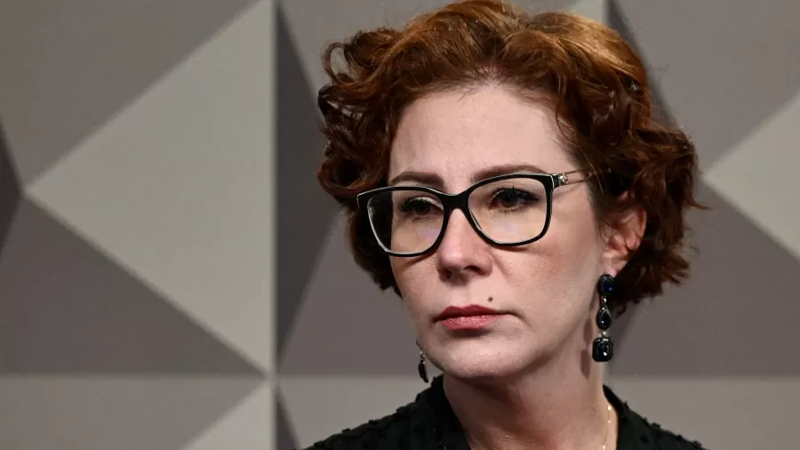 Carla Zambelli é considerada foragida e pode ser extraditada para o Brasil