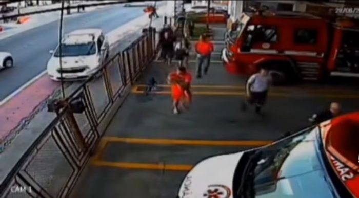 Bombeiros salvam bebê engasgado em São Paulo Bombeiros salvam bebê engasgado em São Paulo