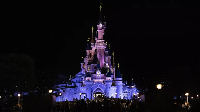 Foragido britânico tenta se casar com menina de 9 anos na Disneyland Paris Foragido britânico tenta se casar com menina de 9 anos na Disneyland Paris