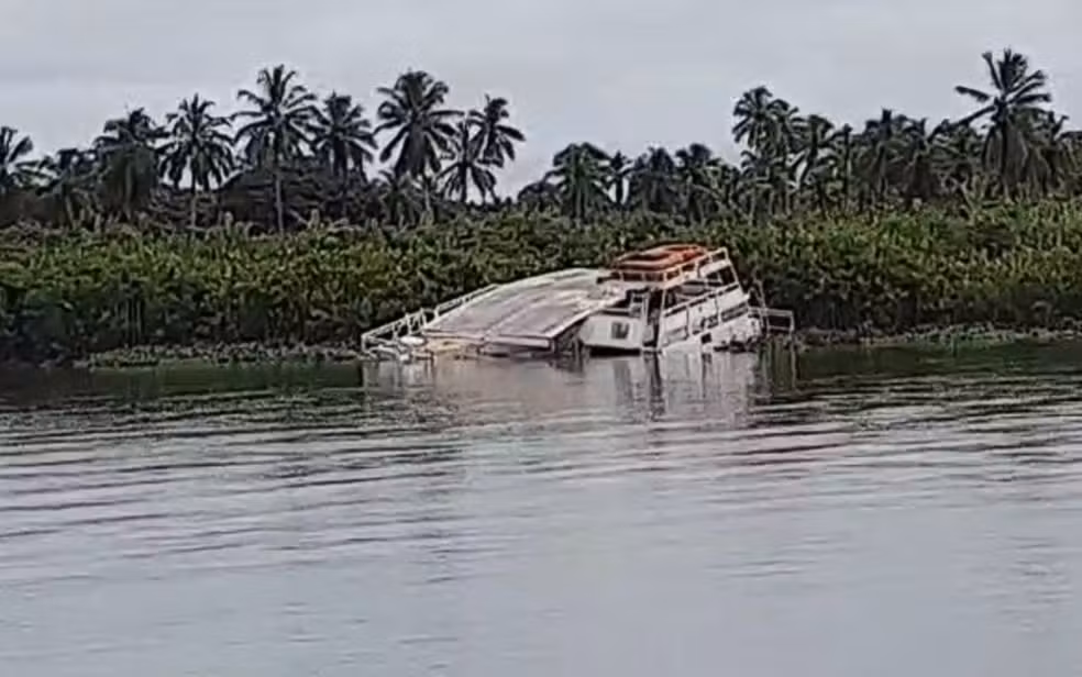 Catamarã afunda no Rio São Francisco após fortes chuvas em Brejo Grande Catamarã afunda no Rio São Francisco após fortes chuvas em Brejo Grande