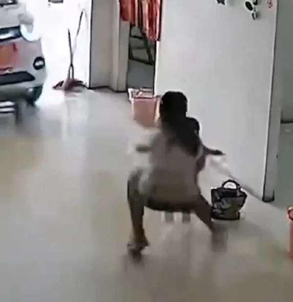 Criança de 11 anos salva irmã de atropelamento por carro desgovernado na China Criança de 11 anos salva irmã de atropelamento por carro desgovernado na China