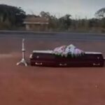 Caixão cai de carro funerário no TO e motorista só percebe 30 minutos depois