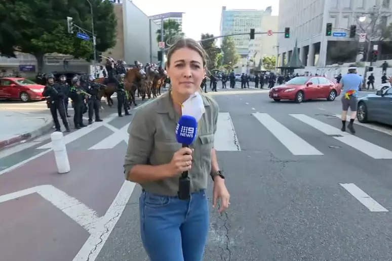 Repórter australiana é atingida por bala de borracha durante manifestações em Los Angeles Repórter australiana é atingida por bala de borracha durante manifestações em Los Angeles