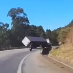 Caminhão carregado de batatas tomba na rodovia entre Juatuba e Pará de Minas