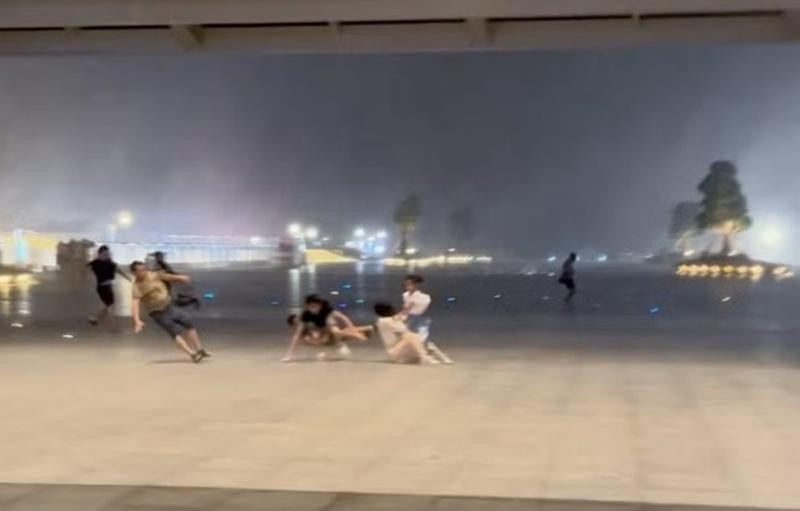 Criança ‘voa’ durante passagem de tufão pela China