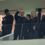 Enquanto assistia partida de futebol, Ministro Alexandre de Moraes foi flagrado com gesto obsceno