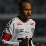 Neymar se envolve em discussão com torcedor após derrota do Santos
