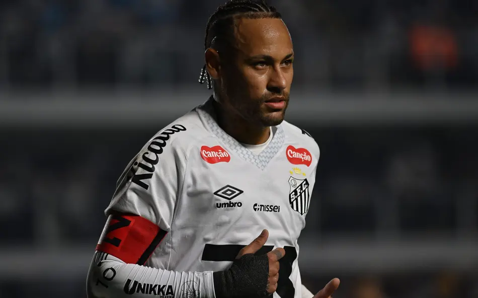 Neymar se envolve em discussão com torcedor após derrota do Santos Neymar se envolve em discussão com torcedor após derrota do Santos